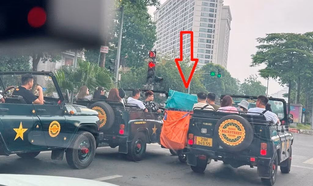 Thậm chí khi chở khách trên đường, tài xế các xe này chạy rất ẩu, thậm chí trưa 7/6 có tới 3 xe UAZ còn bủa vây, kẹp một nam thanh niên đi xe máy đang vận chuyển đồ vào giữa (mũi tên).