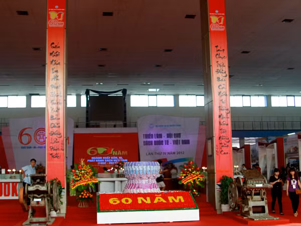 Triển lãm gồm hai khu vực chính. Khu giữa trưng bày hiện vật truyền thống của ngành Xuất bản – In – Phát hành sách Việt Nam