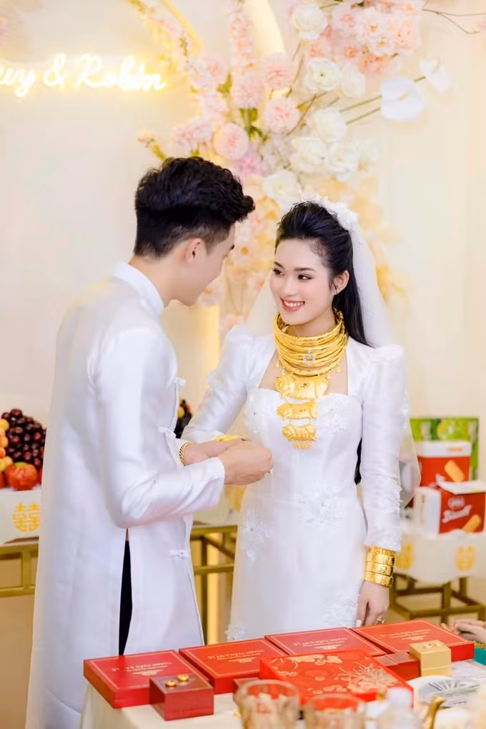 Theo bà mẹ, trao vàng cho cô dâu là truyền thống của người miền Tây (Ảnh: NVCC).