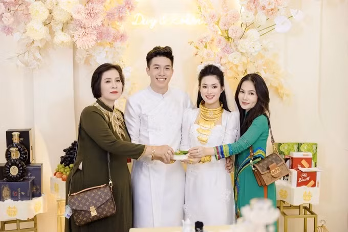 Cặp đôi cùng hai bà mẹ trong ngày trọng đại (Ảnh: NVCC).