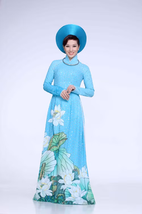 Người đẹp còn mang theo trang phục dân tộc để giới thiệu đến bạn bè quốc tế. Cô chọn áo dài xanh da trời có thêu hoa sen đều do chính tay nhà thiết kế nổi tiếng Sỹ Hoàng thực hiện riêng