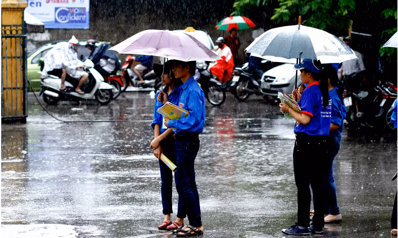 Đội mưa đợi những chuyến xe tiếp theo mang theo sĩ tử cùng người nhà