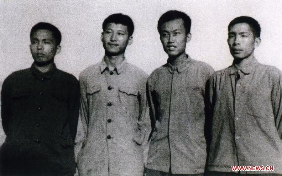 Ông Tập Cận Bình (thứ hai từ trái sang) khi còn học ở Quận Yanchuan, phía tây bắc tỉnh Thiểm Tây vào năm 1973