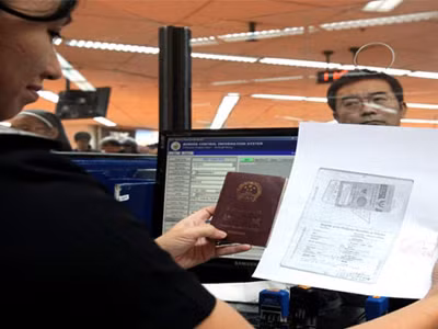 Nhân viên Cục Di trú Philippines từ chối đóng dấu lên tất cả các loại hộ chiếu Trung Quốc. Nhân viên Cục Di trú Philippines từ chối đóng dấu lên tất cả các loại hộ chiếu Trung Quốc