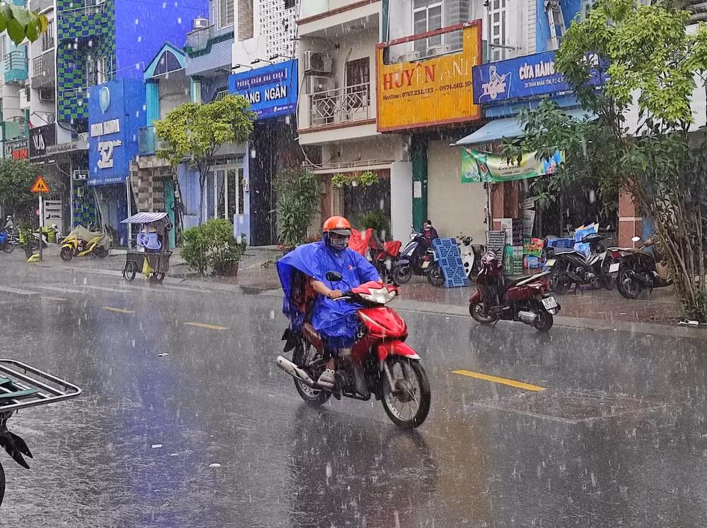 Cơ quan khí tượng dự báo chiều, tối 18/4 (mùng 10/3 âm lịch), một số khu vực tại TPHCM sẽ có mưa cục bộ vài nơi với xác suất khoảng 60%. (Ảnh minh họa: Hữu Huy) Cơ quan khí tượng dự báo chiều, tối 18/4 (mùng 10/3 âm lịch), một số khu vực tại TPHCM sẽ có mưa cục bộ vài nơi với xác suất khoảng 60%. (Ảnh minh họa: Hữu Huy)