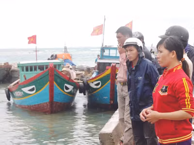 Con của ngư dân trên tàu ông Lưu mong từng ngày ba trở về Ảnh: Nguyễn Huy