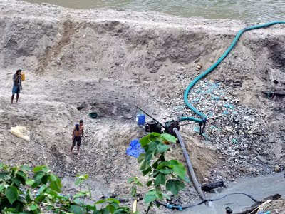 Làm vàng trái phép trên sông Đăkmi. Ảnh: N.T