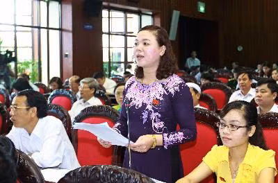 Đại biểu Quốc hội tỉnh Ninh Bình Lưu Thị Huyền phát biểu ý kiến tại kỳ họp thứ 5, Quốc hội khóa XIII