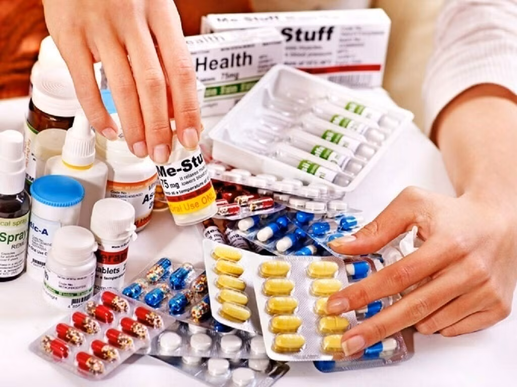 Bệnh nhân có thể gặp vấn đề về tiêu hóa khi uống kháng sinh (hình chỉ mang tính minh họa).