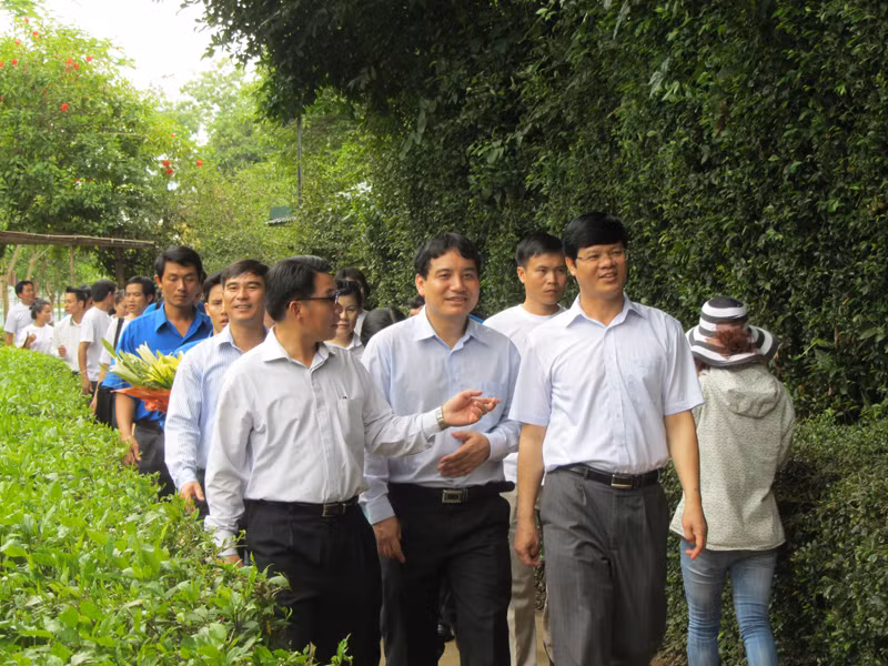 Lãnh đạo TW Đoàn hai nước và đại diện UBND tỉnh Nghệ An trên đường vào thăm nhà Bác ở Làng Sen
