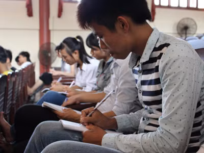 Học sinh học bài. Ảnh: Nguyễn Hoài