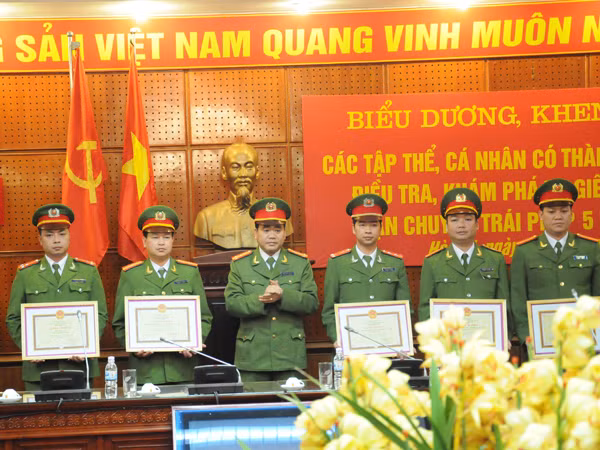 giá Đại tá Nguyễn Đức Chung – Giám đốc công an TP Hà Nội khen thưởng cho các đơn vị có thành tích tham gia phán án. Ảnh: Tuấn Nguyễn