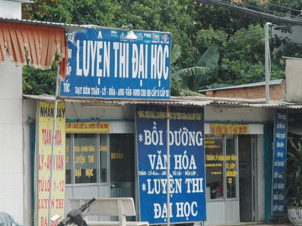 Một điểm LTĐH không phép tại Hóc Môn từng bị Sở GD&ĐT đình chỉ hoạt động nhưng nay vẫn hoạt động Ảnh: Q.P
