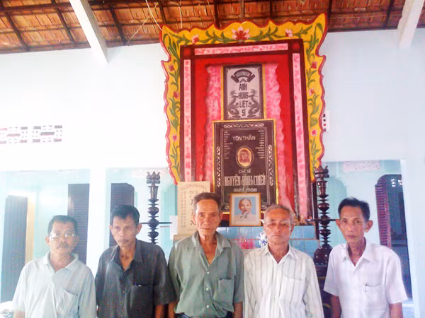 Nhân dân Cần Giuộc thờ Nguyễn Đình Chiểu. Ảnh: T.N.A