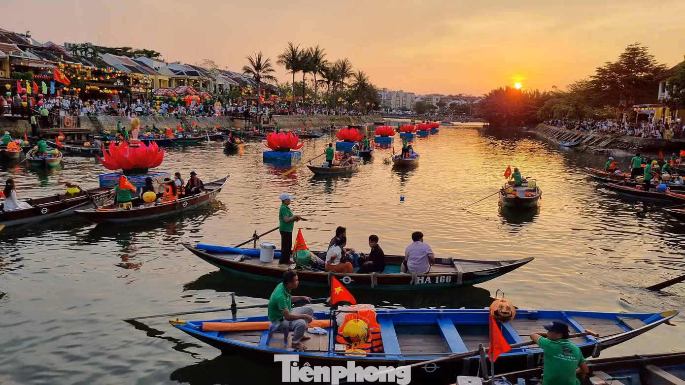 Khoảnh khắc bình yên, lãng mạn phố cổ Hội An khi mặt trời sắp lặn. Ảnh: Hoài Văn.