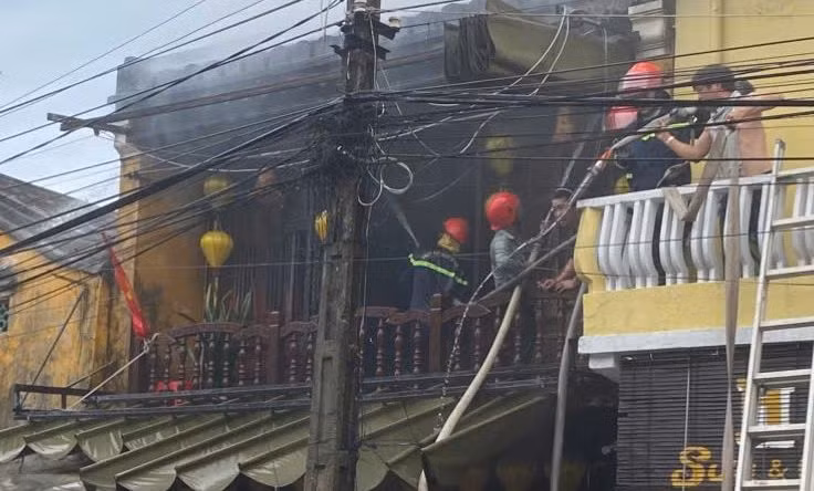 Lực lượng chức năng và người dân nỗ lực dập tắt đám cháy. Lực lượng chức năng và người dân nỗ lực dập tắt đám cháy.