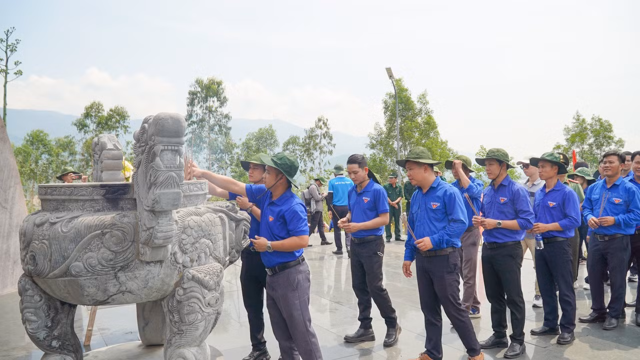 Lễ xuất quân hành trình “Lịch sử và khát vọng tuổi trẻ”, đoàn dâng hương, dâng hoa tại Tượng đài Mẹ Việt Nam anh hùng. Ảnh: Thu Vui Lễ xuất quân hành trình “Lịch sử và khát vọng tuổi trẻ”, đoàn dâng hương, dâng hoa tại Tượng đài Mẹ Việt Nam anh hùng. Ảnh: Thu Vui