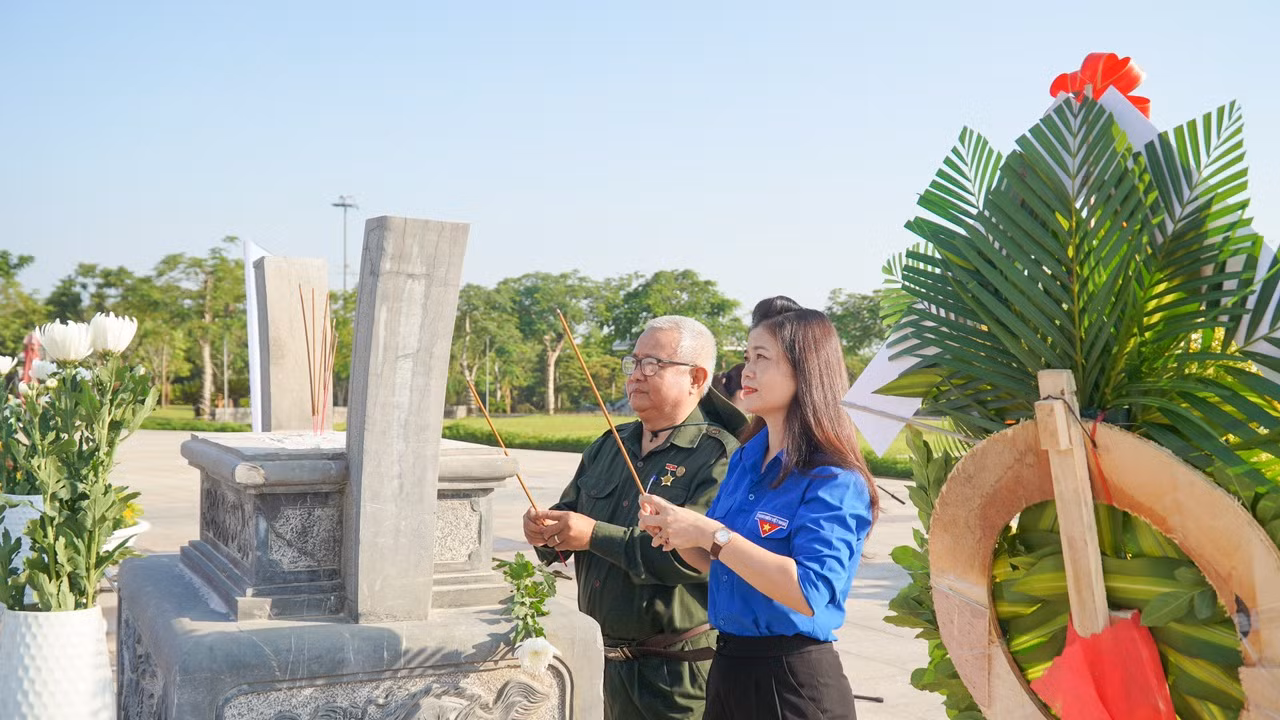Lễ xuất quân hành trình “Lịch sử và khát vọng tuổi trẻ”, đoàn dâng hương, dâng hoa tại Tượng đài Mẹ Việt Nam anh hùng. Ảnh: Thu Vui Lễ xuất quân hành trình “Lịch sử và khát vọng tuổi trẻ”, đoàn dâng hương, dâng hoa tại Tượng đài Mẹ Việt Nam anh hùng. Ảnh: Thu Vui