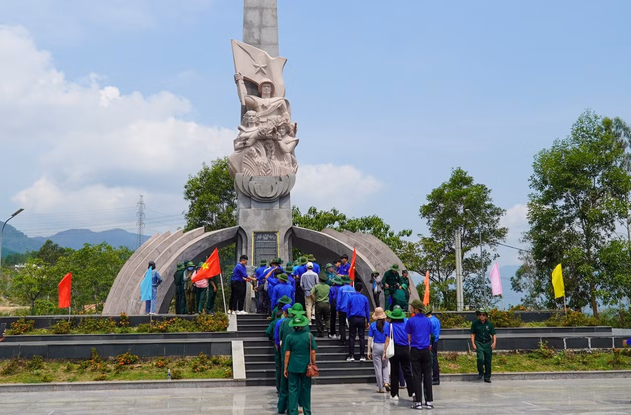 Đoàn hành trình đến các di tích, địa danh lịch sử. Đoàn hành trình đến các di tích, địa danh lịch sử.