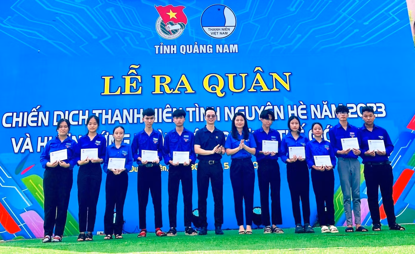 Trao 10 suất quà cho các em học sinh có hoàn cảnh khó khăn.