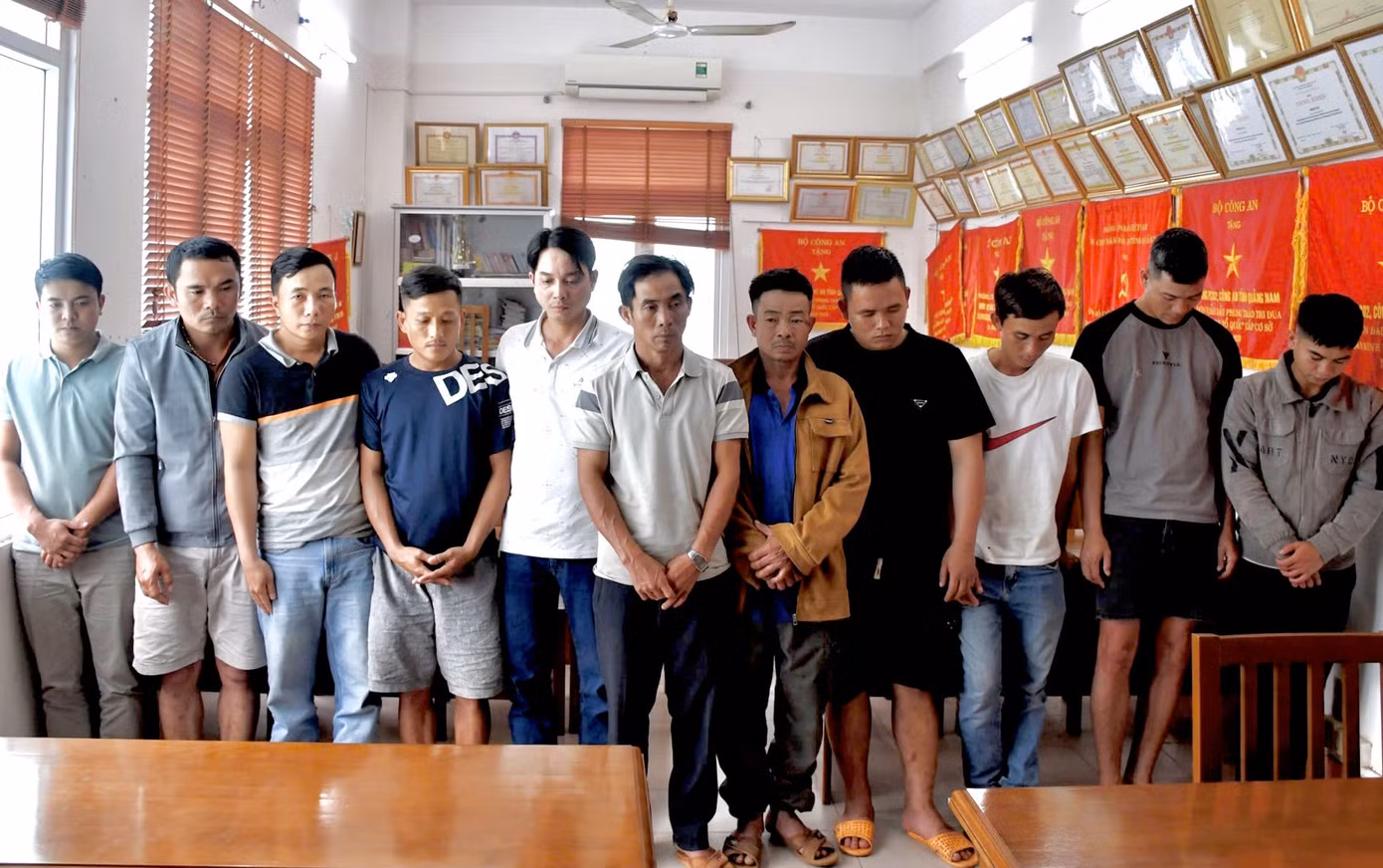 Nhóm đối tượng bị tạm giữ. Ảnh CAQN Nhóm đối tượng bị tạm giữ. Ảnh CAQN