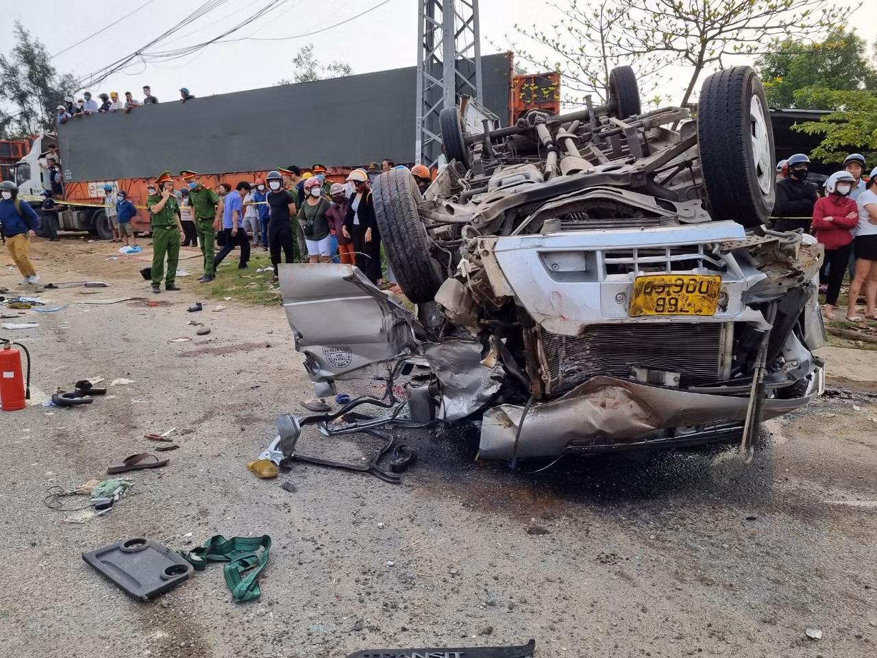 Hiện trường vụ tai nạn nghiêm trọng làm 10 người chết, 11 người bị thương tại ngã tư giao nhau giữa đường Võ Chí Công và đường trục chính ra cảng Tam Hiệp (xã Tam Hiệp, huyện Núi Thành, Quảng Nam. Hiện trường vụ tai nạn nghiêm trọng làm 10 người chết, 11 người bị thương tại ngã tư giao nhau giữa đường Võ Chí Công và đường trục chính ra cảng Tam Hiệp (xã Tam Hiệp, huyện Núi Thành, Quảng Nam.