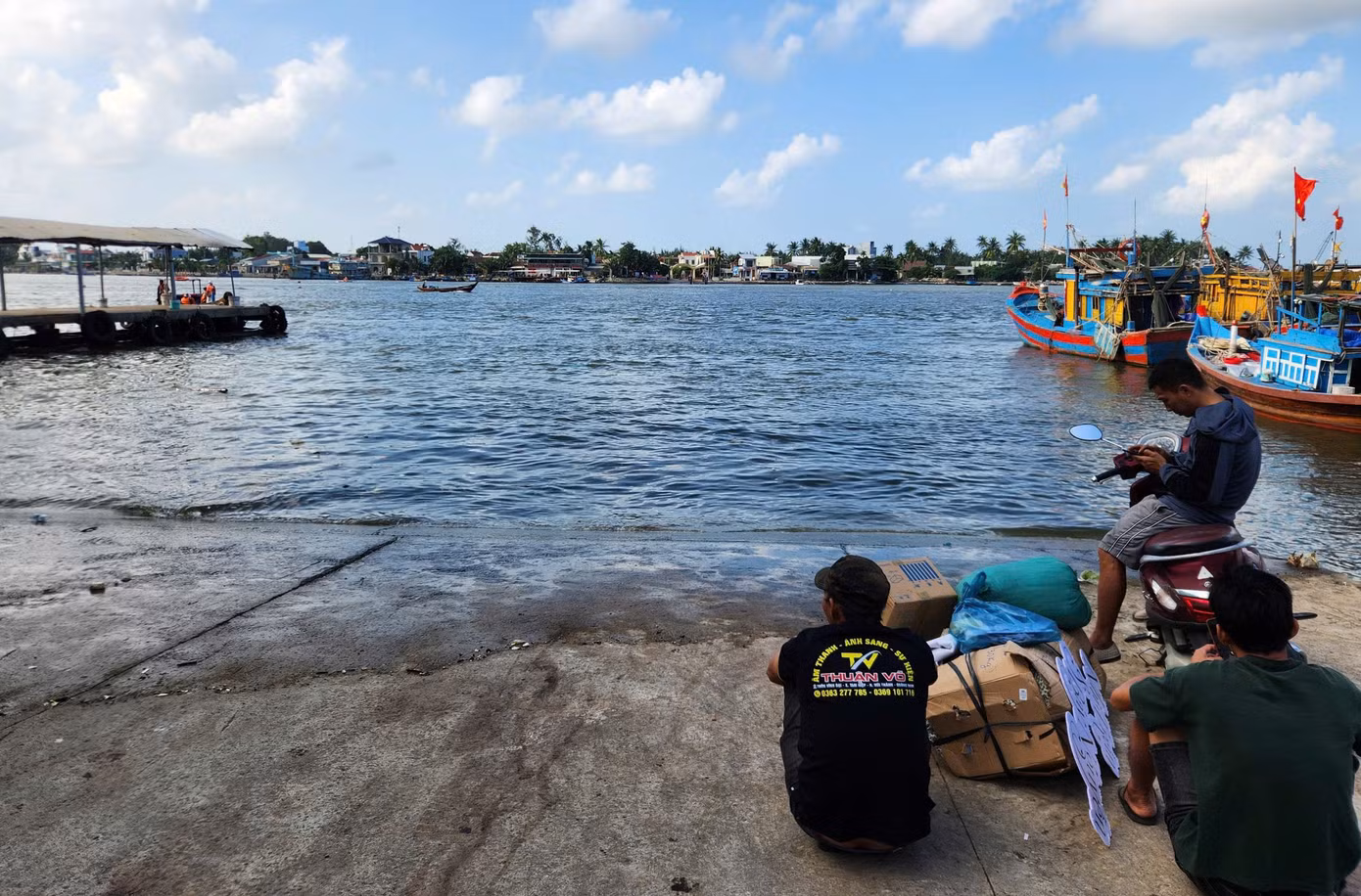 Dân xã đảo mệt mỏi vì 'cụ' phà liên tục hỏng, phải cậy chiếc ghe nhỏ để qua sông. Dân xã đảo mệt mỏi vì 'cụ' phà liên tục hỏng, phải cậy chiếc ghe nhỏ để qua sông.