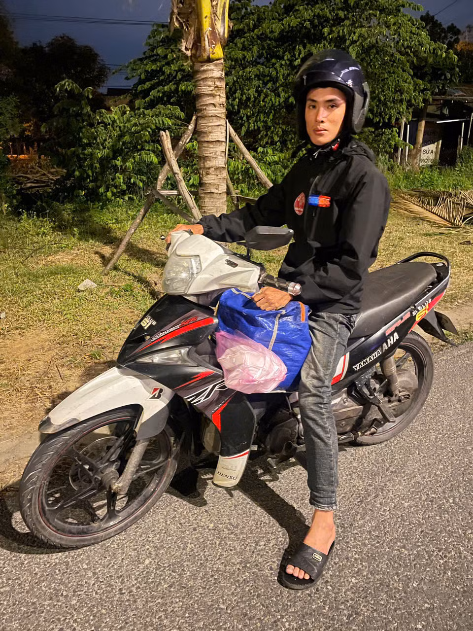 Đội trưởng Nguyễn Nhất Đông với túi đồ nghề, sẵn sàng lên đường giải cứu những chiếc xe hỏng. Đội trưởng Nguyễn Nhất Đông với túi đồ nghề, sẵn sàng lên đường giải cứu những chiếc xe hỏng.