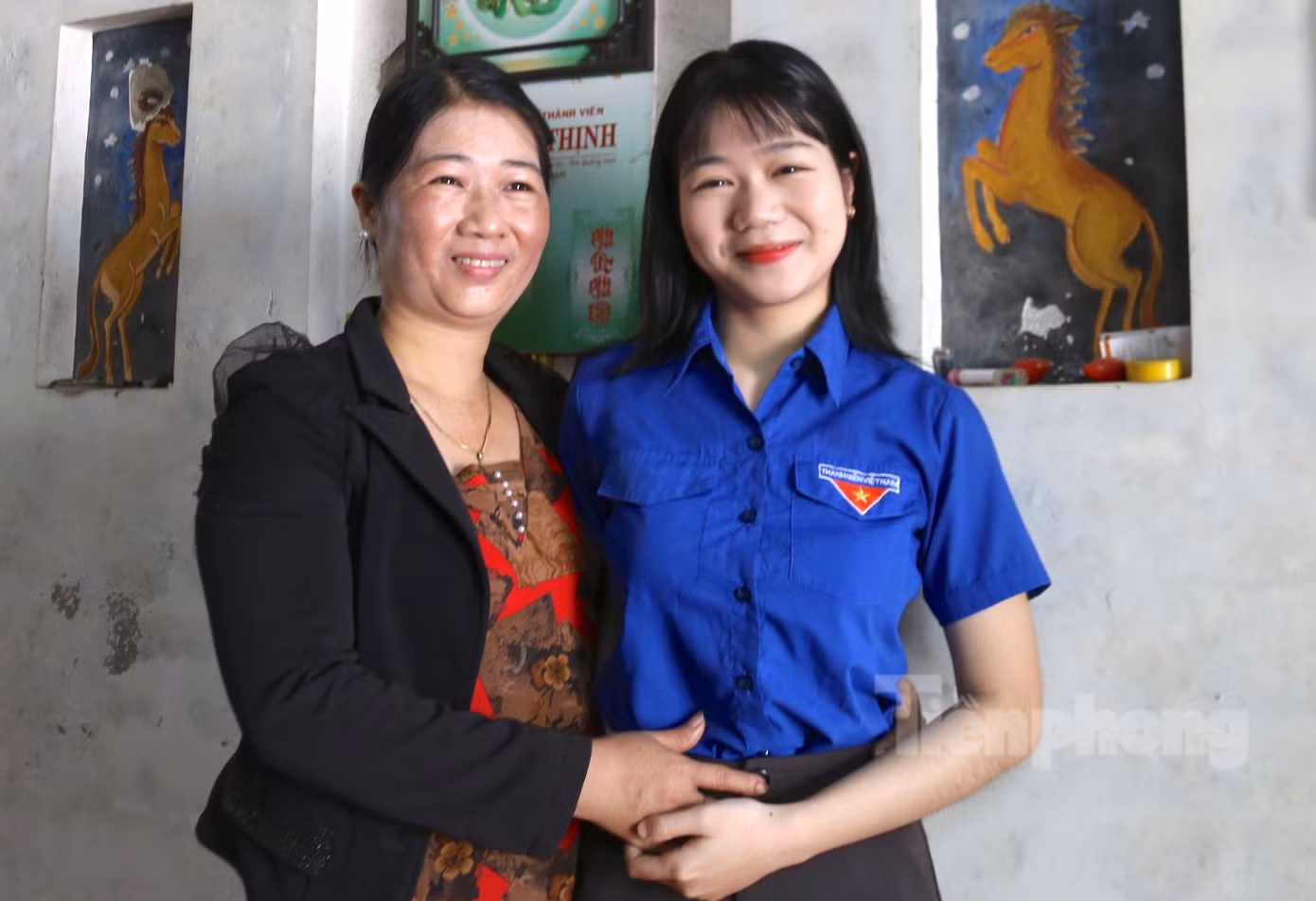 Bà Đoàn Thị Bích Phượng - mẹ của Hằng, động viên con gái trước ngày lên đường tham gia nghĩa vụ quân sự.
