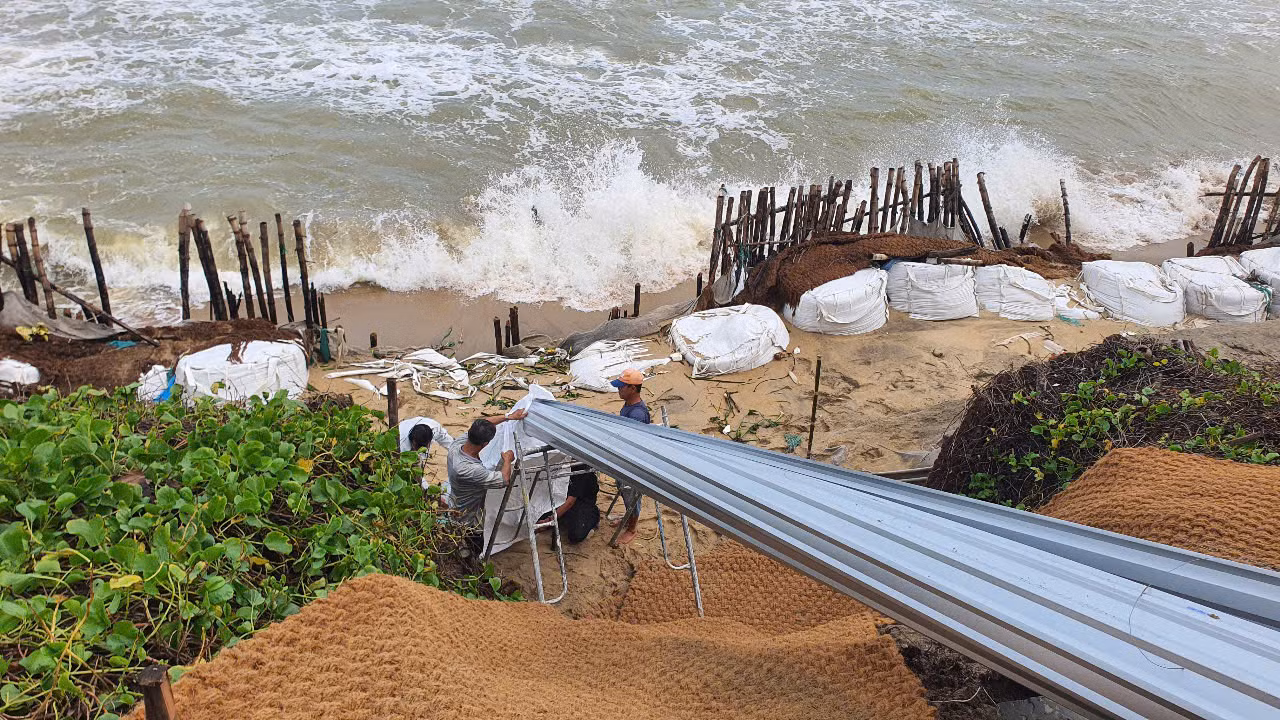 Hội An kiến nghị công bố tình huống khẩn cấp về sạt lở tại bãi biển thuộc khối Tân Thành, phường Cẩm An.