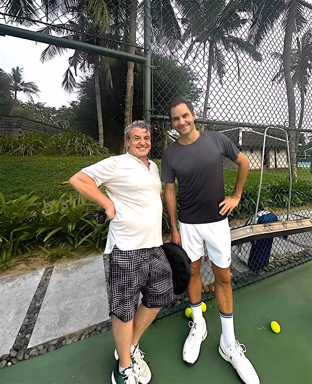 Hình ảnh được cho là tay vợt Roger Federer chụp ảnh lưu niệm cùng người hâm mộ trên sân tập quần vợt tại Hội An ngày 28/4 (Ảnh: Instagram Lethuguillon).