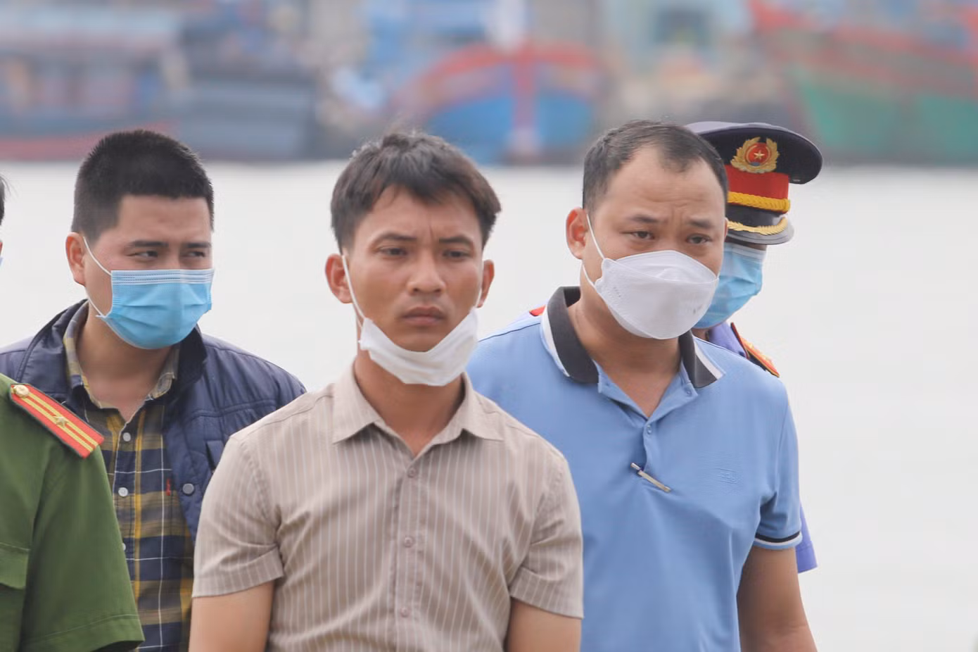 Đối tượng Trần Văn V. (áo sọc, giữa) Đối tượng Trần Văn V. (áo sọc, giữa)