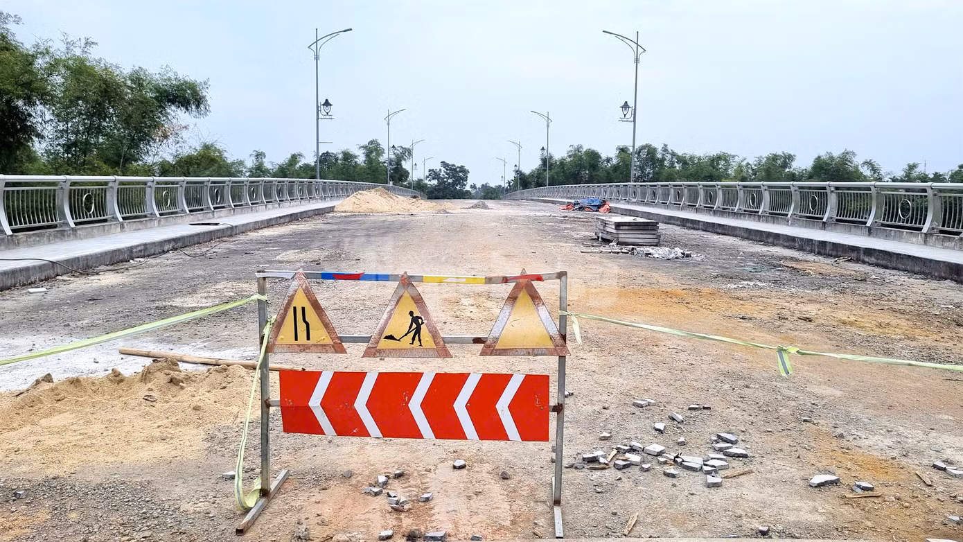 Năm 2017 dự án cầu và đường dẫn vào đường ĐH14.ĐB chính thức được khởi công.