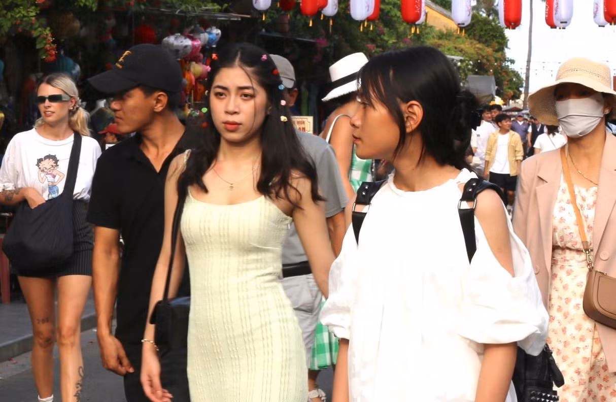 Du khách tham quan phố cổ Hội An.