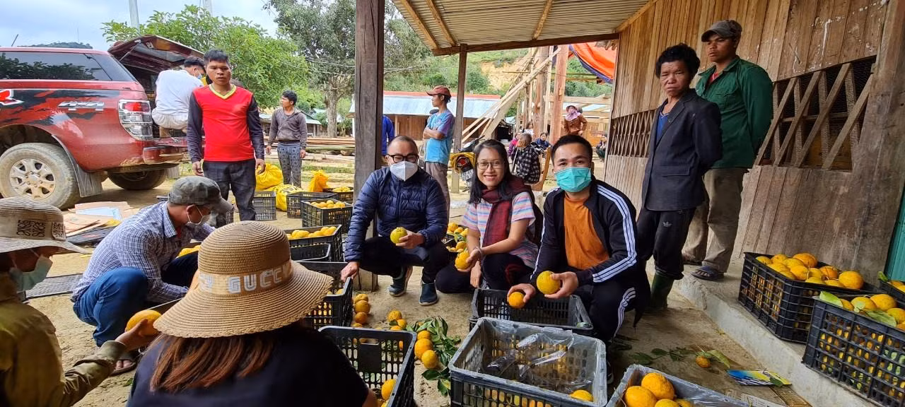 Riah Dung, Bí thư đoàn xã Ga Ry đã kết nối các đơn vị ở nhiều nơi đưa cam xuống tiêu thụ.