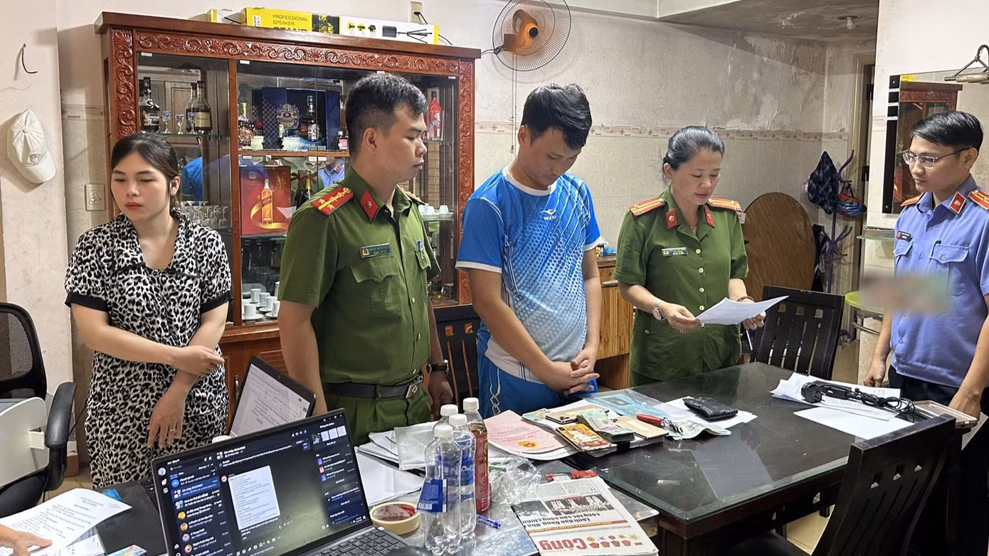 Khám xét khẩn cấp nơi ở của đối tượng “master” Nguyễn Minh Trí, một trong 2 đối tượng cầm đầu đường dây.