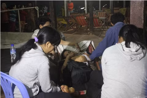 Người nhà các em nhỏ khóc ngất tại nơi tìm kiếm