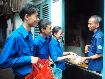 Tình nguyện đưa cơm đến tận nhà Ảnh: N.A