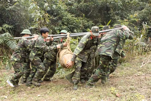 Bộ đội Công binh Bộ chỉ huy quân sự tỉnh Bắc Kạn đưa bom đi hủy