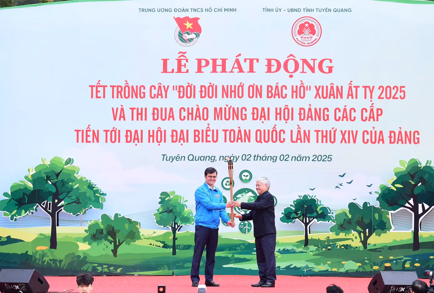 Chủ tịch Ủy ban T.Ư MTTQ Việt Nam Đỗ Văn Chiến trao ngọn đuốc cho Bí thư thứ nhất T.Ư Đoàn Bùi Quang Huy, thực hiện nghi thức phát động thi đua chào mừng Đại hội Đảng các cấp tiến tới Đại hội Đảng toàn quốc lần thứ XIV. Chủ tịch Ủy ban T.Ư MTTQ Việt Nam Đỗ Văn Chiến trao ngọn đuốc cho Bí thư thứ nhất T.Ư Đoàn Bùi Quang Huy, thực hiện nghi thức phát động thi đua chào mừng Đại hội Đảng các cấp tiến tới Đại hội Đảng toàn quốc lần thứ XIV.