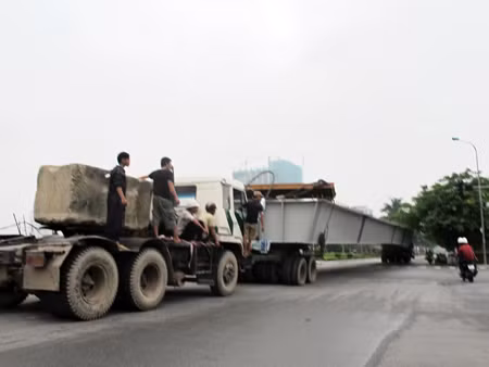 Và chở dầm cầu nhanh chóng rời khỏi hiện trường. Và chở dầm cầu nhanh chóng rời khỏi hiện trường