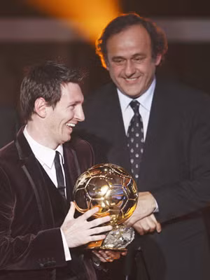 Nhiều khả năng, Messi sẽ vượt tiền bối Platini về số lần giành Quả bóng vàng. Nhiều khả năng, Messi sẽ vượt tiền bối Platini về số lần giành Quả bóng vàng