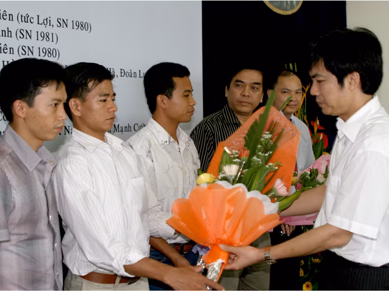 Tổng Biên tập Đoàn Công Huynh tặng hoa các vị khách mời. Ảnh : Minh Đức