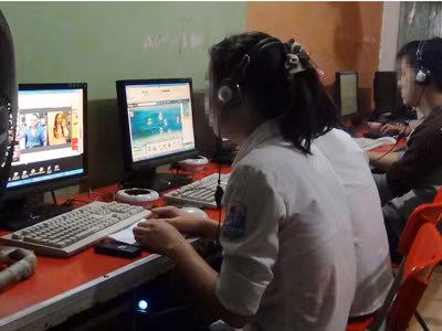Thế giới ảo có nhiều cám dỗ với người trẻ. Ảnh: Quang Minh. Thế giới ảo có nhiều cám dỗ với người trẻ Ảnh: Quang Minh
