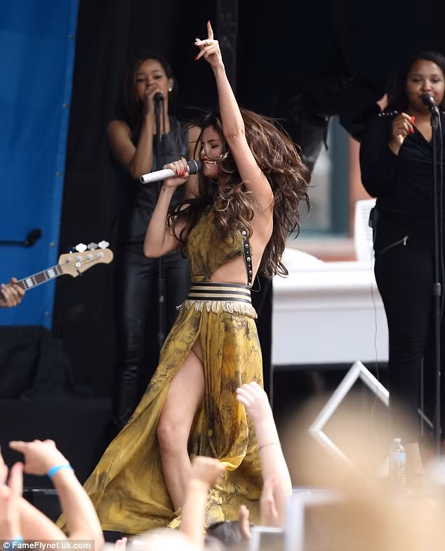 Selena trình diễn bốc lửa trên sân khấu