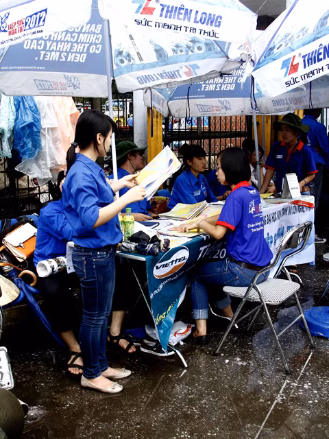 Còn những ở vị trí ngoài trời, các tình nguyện viên phải dẫm chân trên nước mưa 