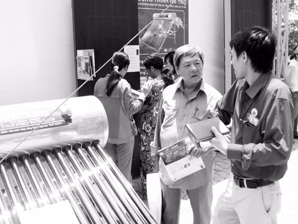Khách hàng đang xem bình nước nóng năng lượng mặt trời. Khách hàng đang xem bình nước nóng năng lượng mặt trời