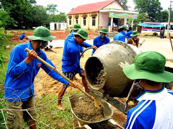 Bạn trẻ Đắk Lắk làm sân bóng chuyền 