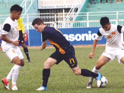 U19 VN (trằng) thua U19 Úc 0-4. Ảnh: T.Vũ