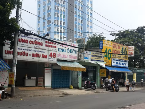 Hàng loạt phòng khám chui mọc vây quanh Bệnh viện Ung bướu TPHCM. Ảnh : Lê Nguyễn